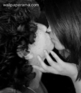 Demi+lovato+and+selena+gomez+kissing+each+other+on+the+lips